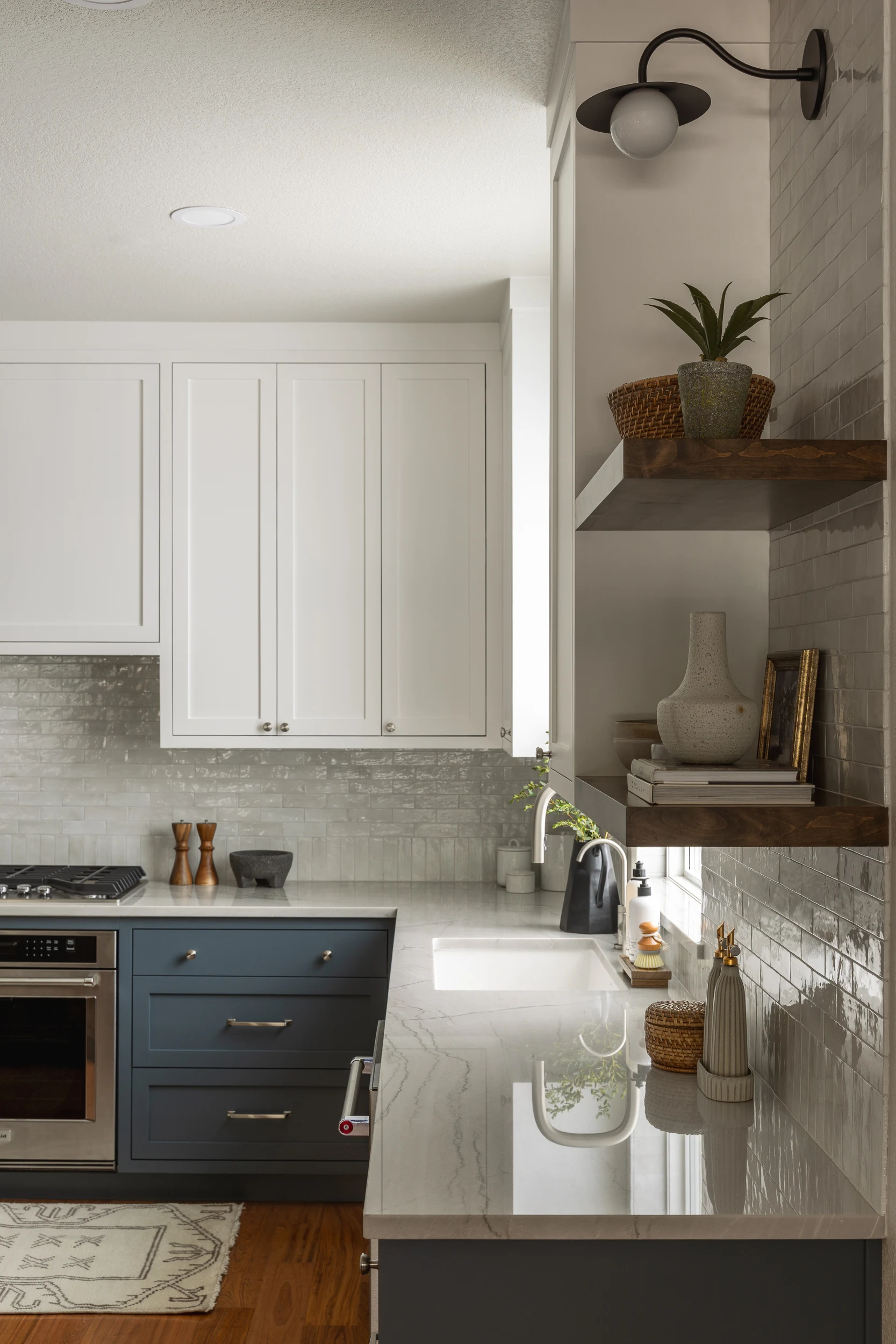 Santorini quartzite counter running past the sink to the range