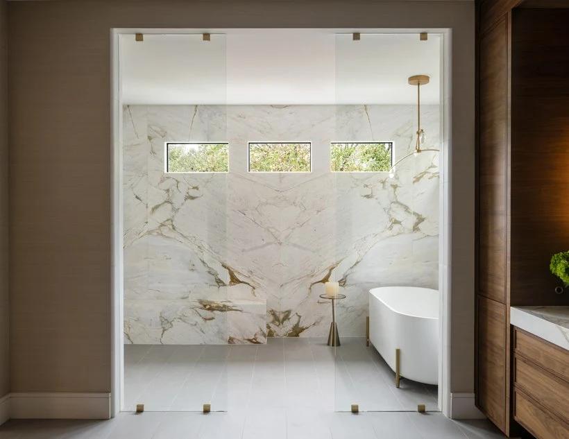 Bookmatched Michelangelo marble feature wall in the shower
