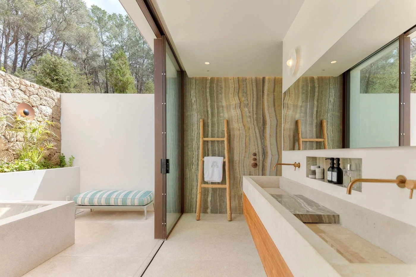 Interior finished in Porcelanosa surfaces