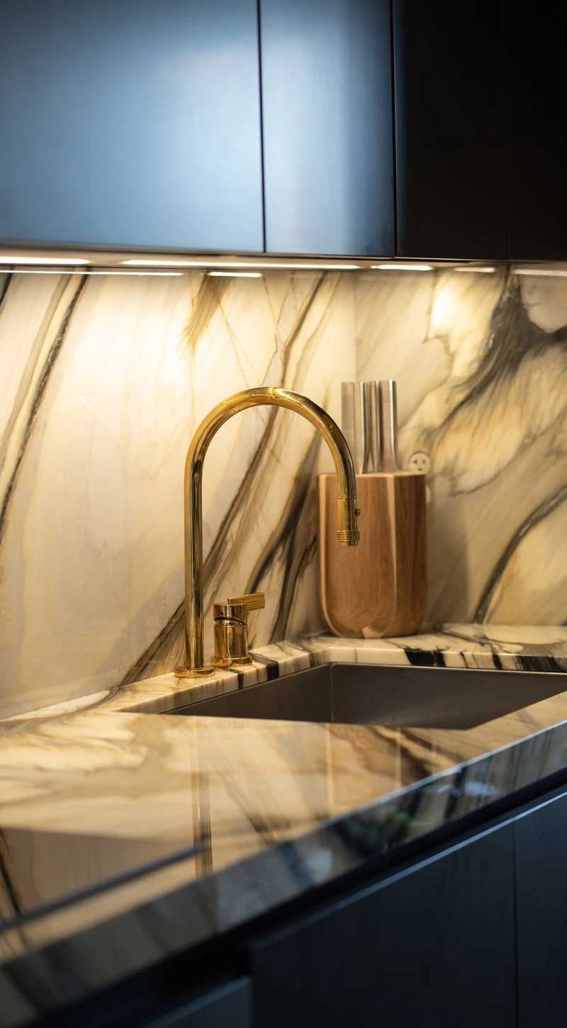 Brass faucet over the Calacatta Fabricotti sink run