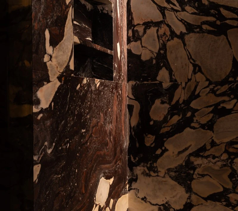 Oxblood veining running down a Calacatta Viola column